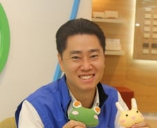 밤마다 바느질하는 남자…무슨 사연이?