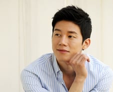 [단독] 김무열, 결국 군입대..."두번 죽이나" 논란