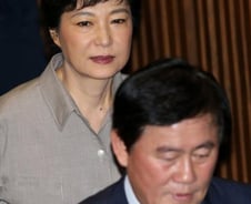 박근혜 '첩첩산중' 최경환 사퇴불구 내홍격화