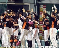 롯데 1차전 8-5 승리… '황재균 연장 결승타'