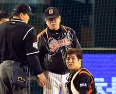 강민호, 공 맞고 눈 '퉁퉁'… 검진 결과는