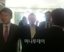 안원구 前국장 국세청 국감장에 등장···몸싸움도 벌어져