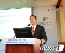 존 리 美 연방판사 "삼성-애플 소송 배심원 평가 쉽지 않아"