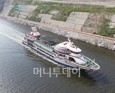 '경인아라뱃길'은 자전거길?···5월 개통후 단 10척만 운행