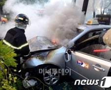 [단독] 高3 학생, 불타는 택시 뛰어들어…'아찔'