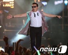 싸이 ‘라잇 나우’ 등 300여곡 노래·뮤비 ‘19금’ 해제