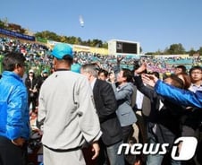 문재인에 물병세례·욕설…민주 "용납 못해"