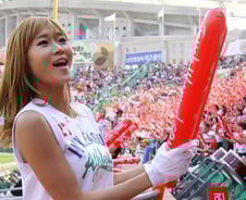 SK, 플레이오프 1,2차전 시구자… '팬과 치어리더'