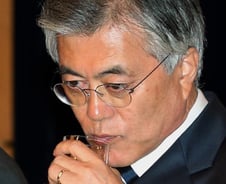 문재인 "박근혜의 '정수장학회 나와 무관', 누가 납득하겠나"