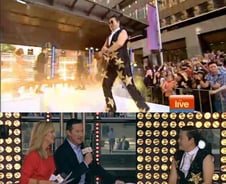 싸이 호주 전역 강타...모닝쇼서 수백 명 관객 열광