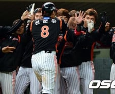 롯데, 연장 10회 혈투 '밀어내기 볼넷' 승리... PO 1-1 원점