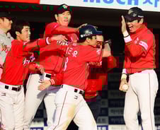 SK, 롯데 2-1로 꺾고 '기사회생'... PO 5차전 간다