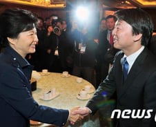 '文-安 야권연대' 질문받은 박근혜, "(가깝고 먼) 거리나 장소의 문제 아니다"