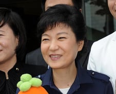 박근혜 "MB 내곡동 사저 특검, 지켜보고 있다"