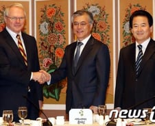 문재인-크리스토퍼 힐 "한미관계 변함없을 것"