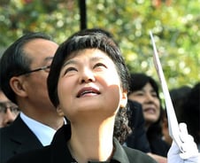 朴 "피해 입은 분들께 사과, 이제 아버지를…"