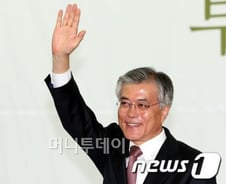 文, 安 겨냥 "국민 불신한다고 정치 위축 안돼"