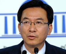 민주 "박근혜 후보에게 여성성 없어"