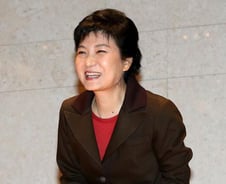 與, 대선 D-50 '박근혜 여성 대통령'론 띄우기… 효과 있을까?