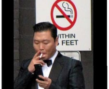 싸이, 금연구역서 흡연..美 파파라치에 '찰칵'