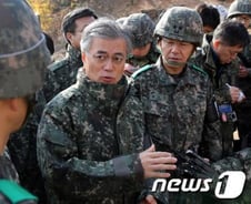 文, 노크귀순 철책방문…"단일후보로 다시올것"