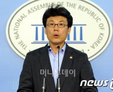 文측 "박근혜의 입 자처하는 사람들 신뢰할 수 없어"