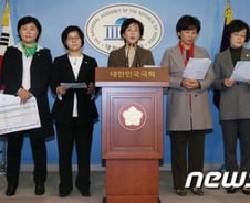 민주, '박근혜 여성대통령론' 연일 비판 