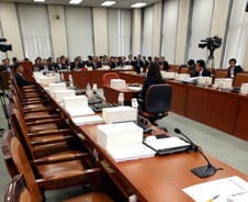 투표 시간 연장 논란으로 국회 행안위 '파행'