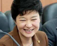 '여성' 대통령서 '경제·통일'로… 朴, 잇단 이미지 변신 시도 주목