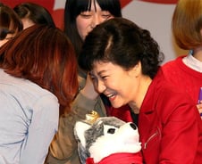 '브라우니' 안고 '걸투쇼'… 朴, 여심 잡기 총력