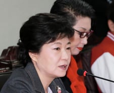 박근혜 "대선 한달 앞인데 누가 나올지도 모르다니, 기가 막히다" 단일화 비판 