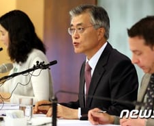 文 "朴, 여성이란 이유로 여성권익 발달한다 생각안해" 