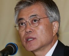 文 "협상팀 교체도 검토..약 바르고 붕대감자"