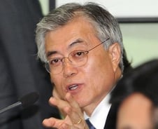 文 "安 주변서 과장보고 한듯…이런 모순 어딨나"