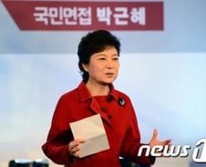 박근혜, 악수 피하는 듯한 사진에 '발끈'