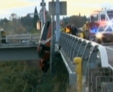 다리 난간에 달랑 매달린 자동차...이유가 "헐"