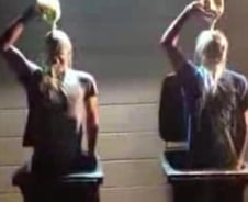 우유로 샤워하는 英 청년들, 유튜브에서 화제 