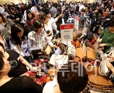 할인 때 쇼핑하는 알뜰족, 부자되기 어렵다