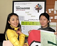 朴·文 얼굴들어 간 '가방' 벌써 예약만…