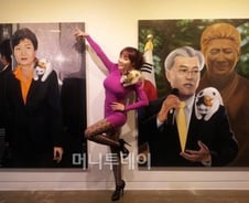 박근혜·문재인 후보 어깨위로 올라간 코코샤넬