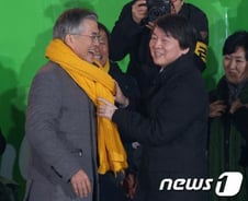 노란 목도리 安 "제가 누구 지지하는지 아시죠?"