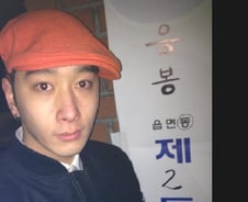 2PM 황찬성 인증샷…"투표시간 3분 일찍 도착"