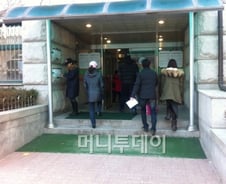 한파도 꺾지 못한 투표열기…'인증샷' 찍고 즐겨