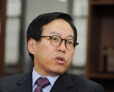 방송국 찾아간 은행원…'소통' 경영철학의 탄생