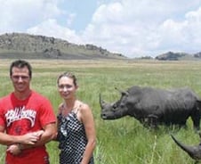 사파리서 사진 찍던 남아공 여성 코뿔소 공격에 중상 