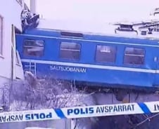 열차훔친 20대女 청소부, 아파트로 '돌진'