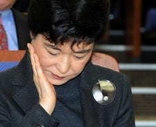 "대선공약이 다가 아니었어?" 딜레마에 빠진 朴