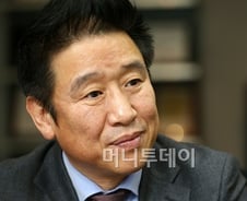 '스타마케팅'의 귀재, 로만손 김기석 사장은…