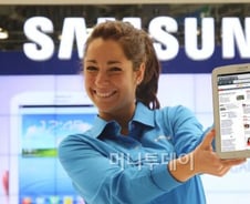 S펜 되는 '갤노트8.0' 공개, 화면 갈라지며 "와~"