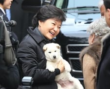 '싱글 女대통령' 박근혜, 첫 가족 생겼다